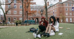 Foreign students studying in a park in Germany - Ausländische Studierende lernen in einem Park in Deutschland.